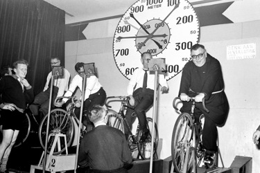 Pater  Othmarus fietst op R.E.V.O. avondzesdaagse