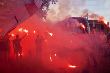 210913-7187 Supporters Helmond sportz waaien bus uit